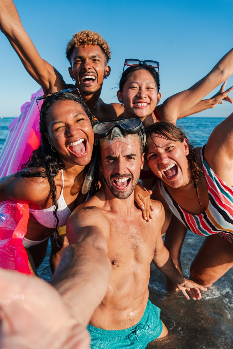 joyful-friends-enjoying-a-sunny-day-at-the-beach-2026-01-09-11-15-51-utc